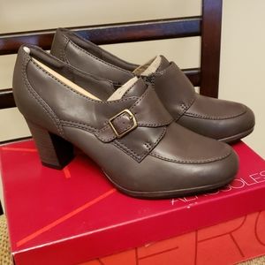 Clarks grey taupe heel 8 shoe leather new